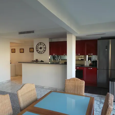 Beautiful Beachfront 2 Bedroom Flat Apartment