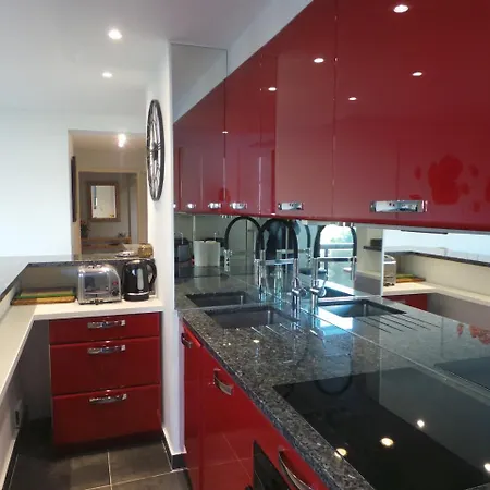 Beautiful Beachfront 2 Bedroom Flat Apartment *