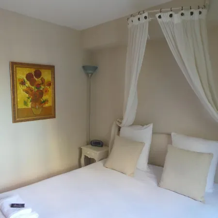 Beautiful Beachfront 2 Bedroom Flat Apartment Antibes