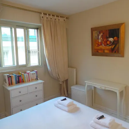 Beautiful Beachfront 2 Bedroom Flat *