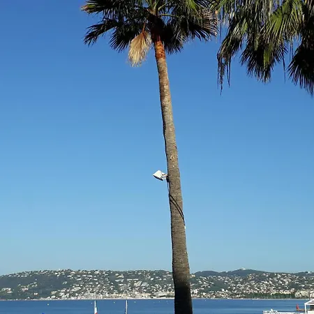 Beautiful Beachfront 2 Bedroom Flat Apartment